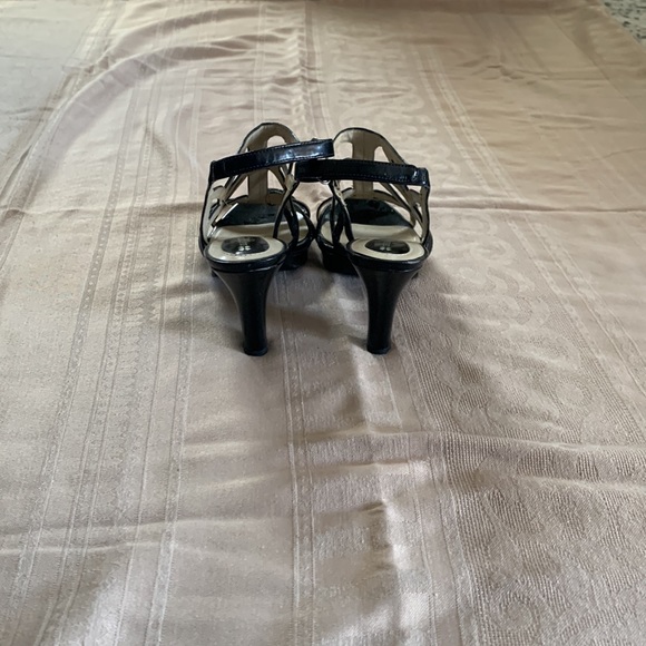 Black heels - Picture 3 of 6